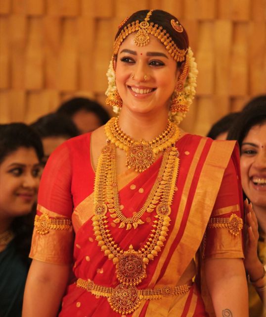 A classic red saree look is always that takes our breath away, topped up  with an effortless glam look!🤌🏻♥️ Makeup for my weddin... | Instagram