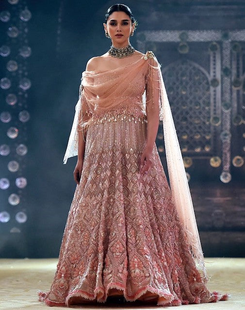 Aditi Rao Hydari makes a striking fashion moment at FDCI India Couture Week  - Fashion Blogs - Fashion Industry Network