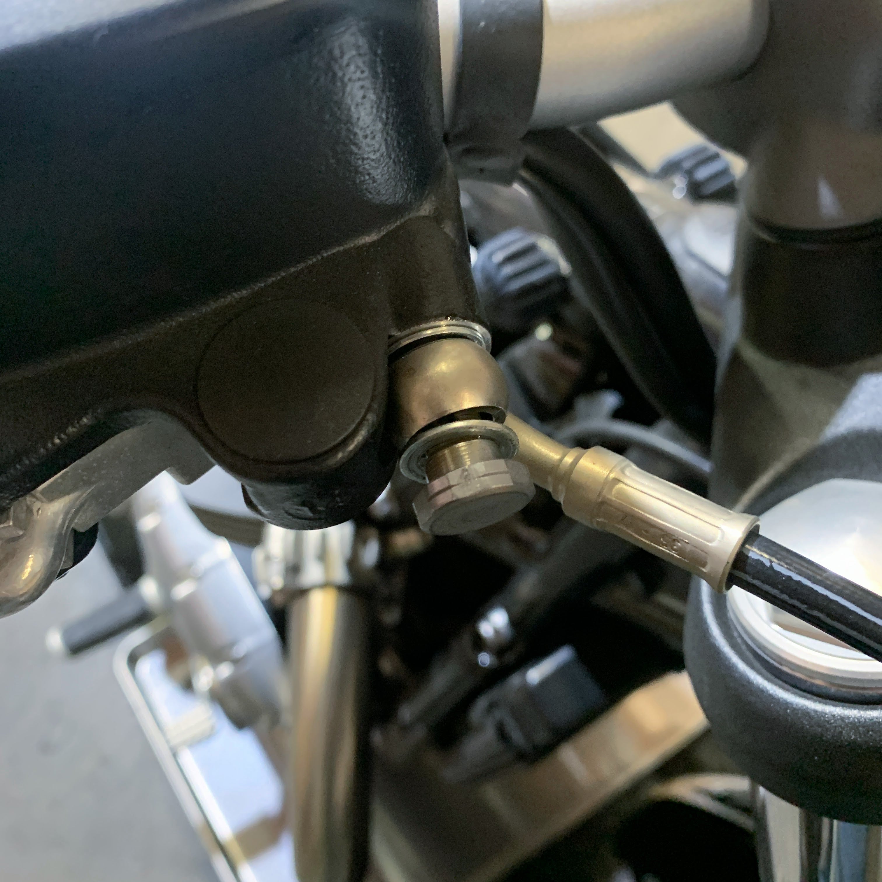 How to install Handlebars on Triumph Bonneville Bobber