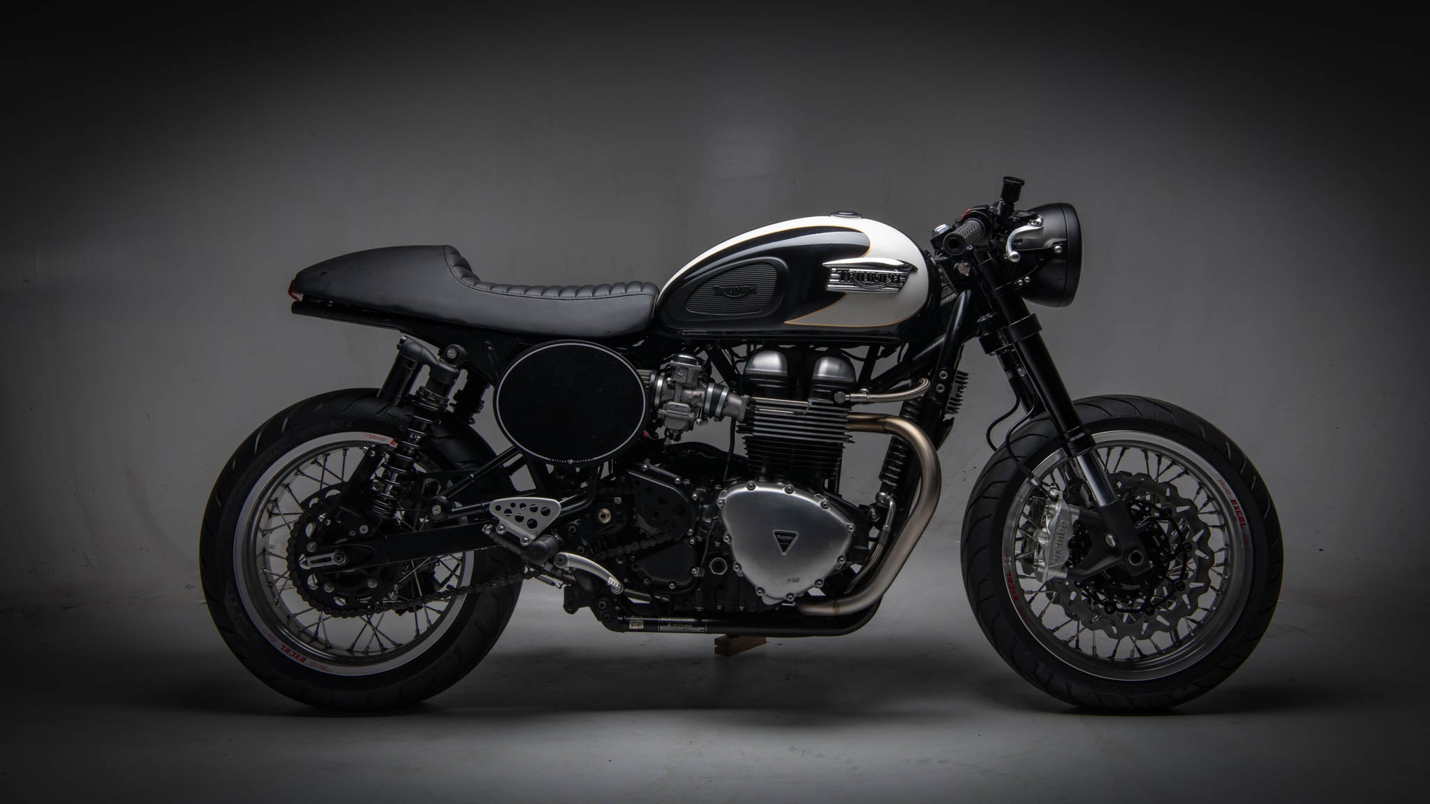 Triumph Thruxton 900 Cafe Racer with GSX-R Front End