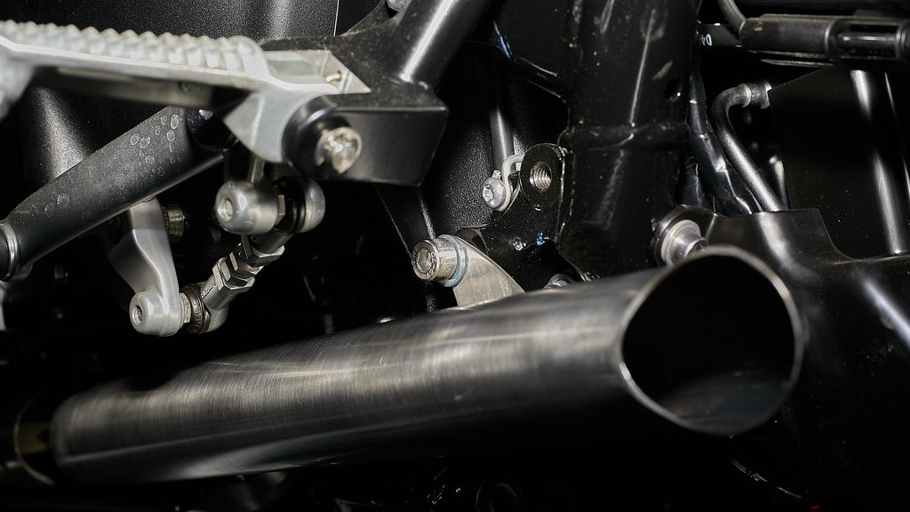 British Customs Triumph Speed Twin Install Pipes