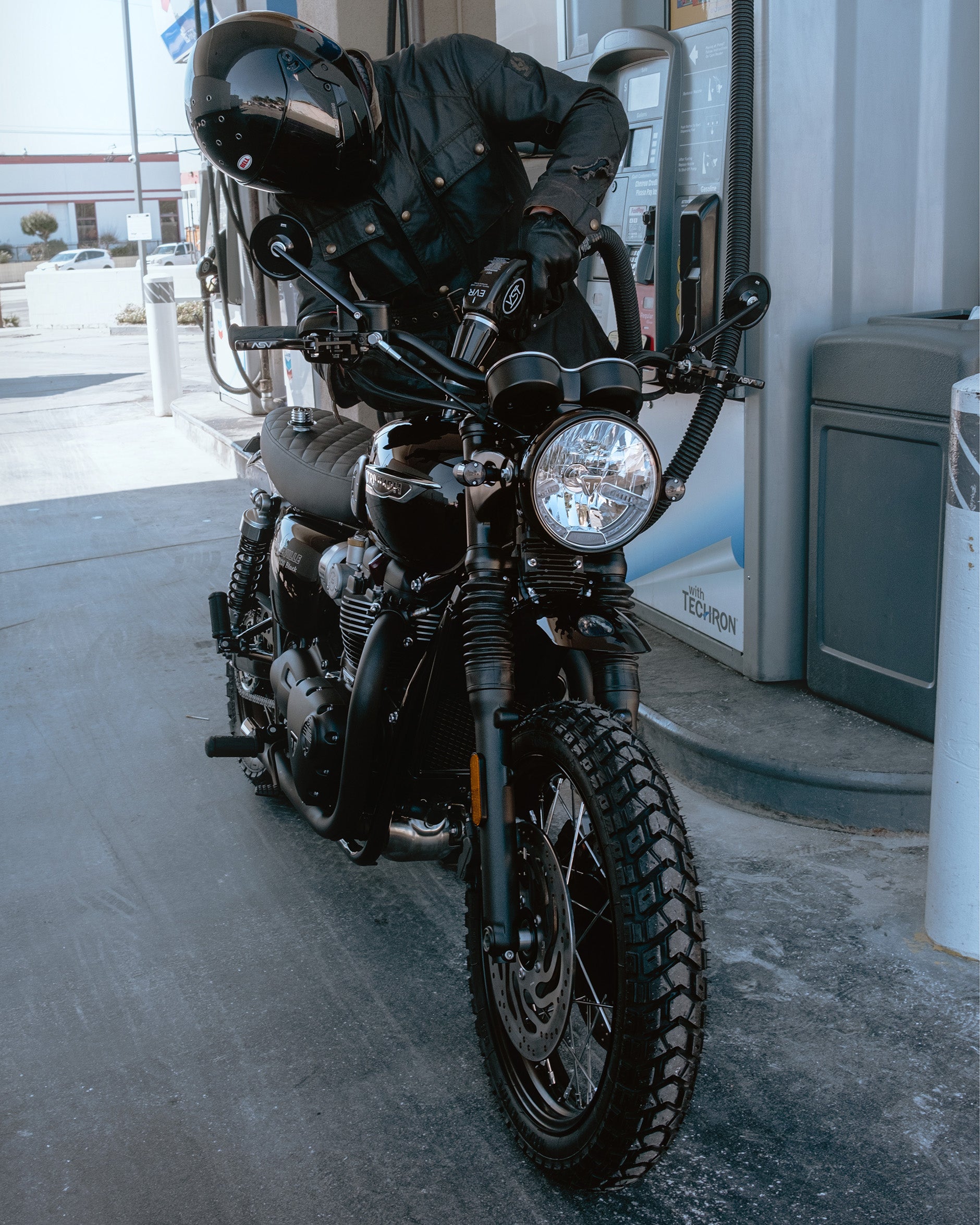 British Customs Triumph Bonneville T120 build, Scrambler 120 at the gas station