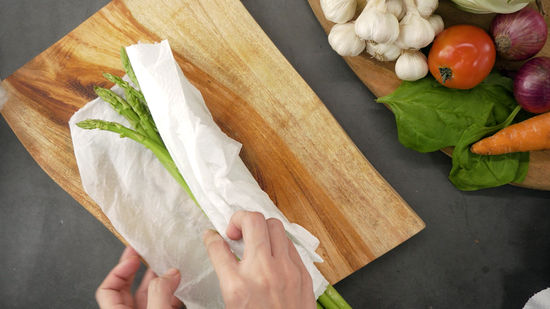 keep vegetables fresh with kitchen towels