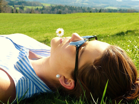 woman lyinginthe sunshine