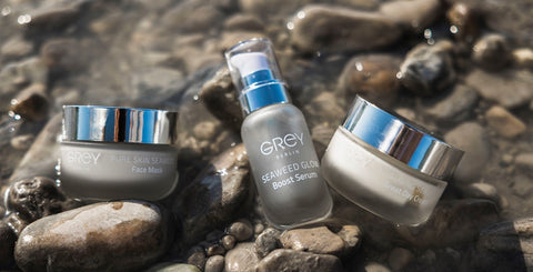 Grey Berlin Glow Boost Serum auf Stein liegend