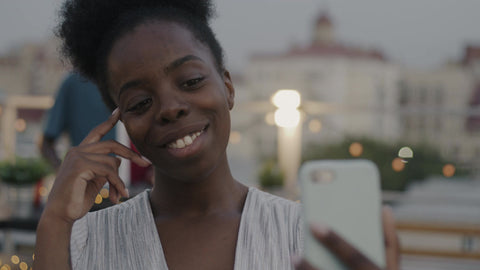 african american woman taking a selfie on her phone with confidence