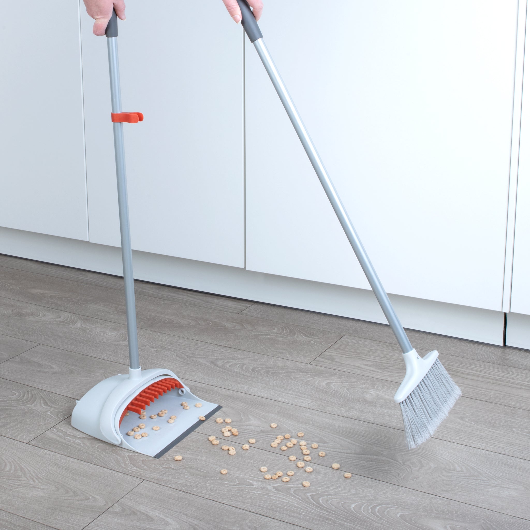 https://cdn.shopify.com/s/files/1/2393/7799/products/handheld-dustpan-and-broom-set-smart-design-cleaning-7001301-incrementing-number-541862.jpg?v=1679342305