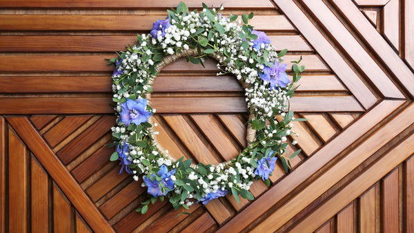 une jolie couronne en fleurs de printemps pour décorer votre maison