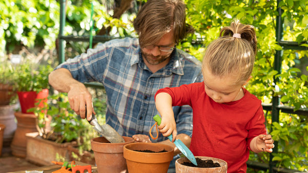jardiner avec vous enfants  - tous les bienfaits de cette activité à faire ensemble en famille