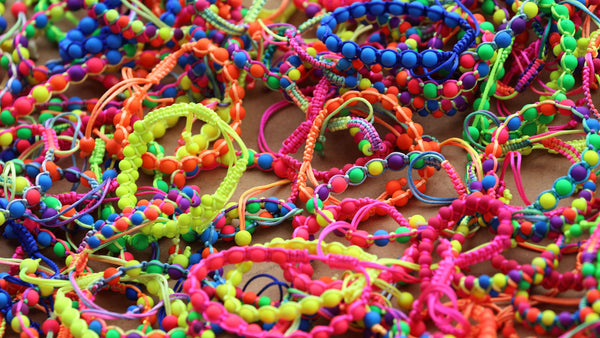 faire de jolis bracelets pour garder les souvenirs de l'été