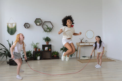 corde à sauter - jeu amusant et ludique pour les filles et les garçons