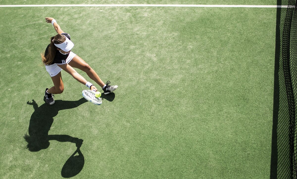 Une femme frappant une balle de tennis