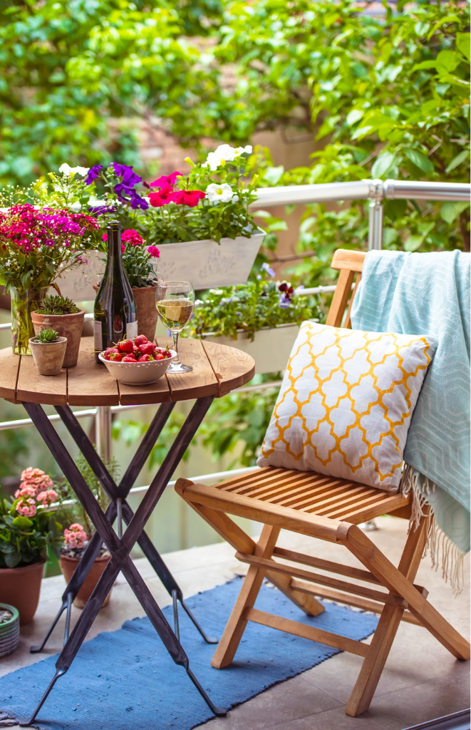 una terraza muy bonita y adornada con una silla