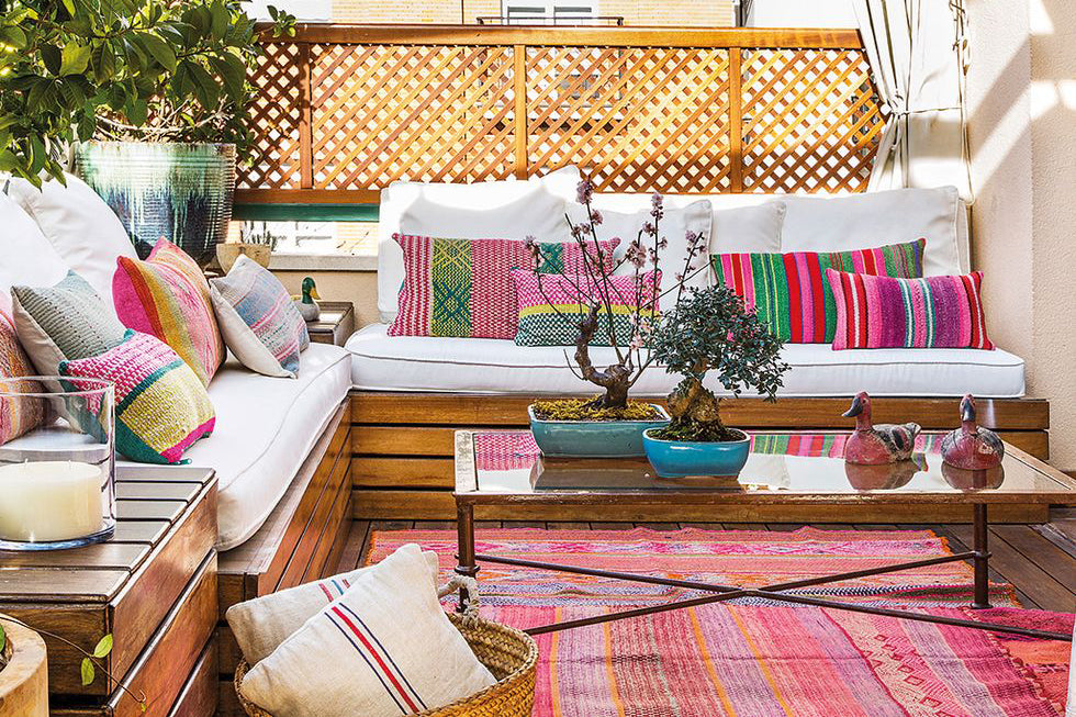 terraza adorada con cojines y mantas mashini
