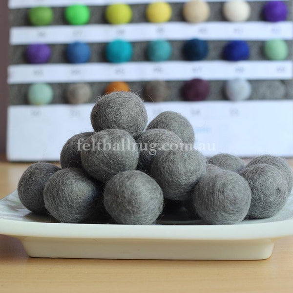 4 cm Natural Wool Felt Balls - Fibrecraft