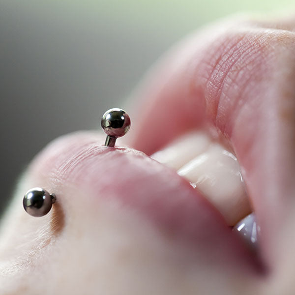 The Vertical Labret Piercing: Everything You Need Know – FreshTrends