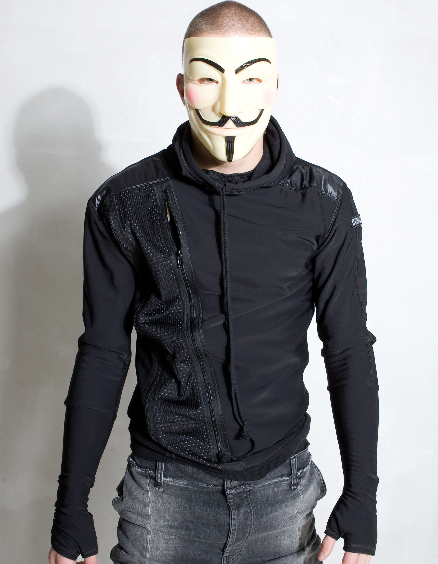 Маска 5 участники костюмы. Вендетта. Маска ви фор вендетта. Vendetta без маски. Костюм Анонимуса.