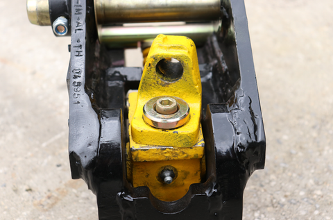 Yellow hi-vis latch and lever hole on the Rhinox Autolock Quick Hitch