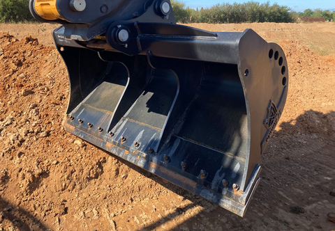 Rhinox grading bucket with drainage holes