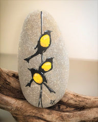 painted rocks birds happy home decorations Italy artist Lidia Zingerle