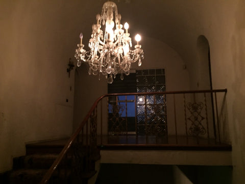 The massive chandelier that lights the tofigcaptionof the stairs.