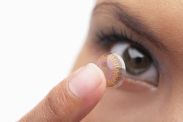 How to wear a contact lens