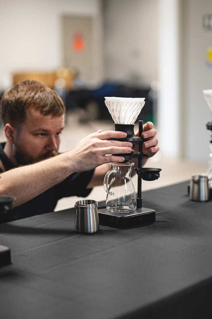 AJ placing his Hario Switch on the Nucleus Paragon in Brewers Cup