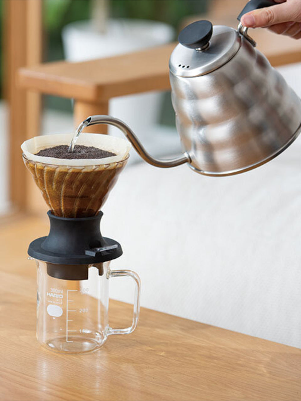 https://cdn.shopify.com/s/files/1/2404/0687/products/hario_ssd-5012-b-v60switch-immersion-dripper-set_pouring.jpg?v=1663162556&width=1000