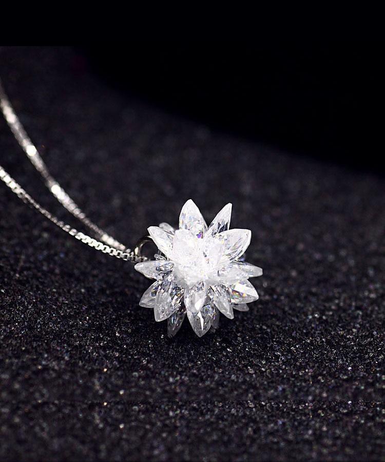 Fashion silver necklace female stereo small snowflake crystal necklace clavicle chain jewelry GC02