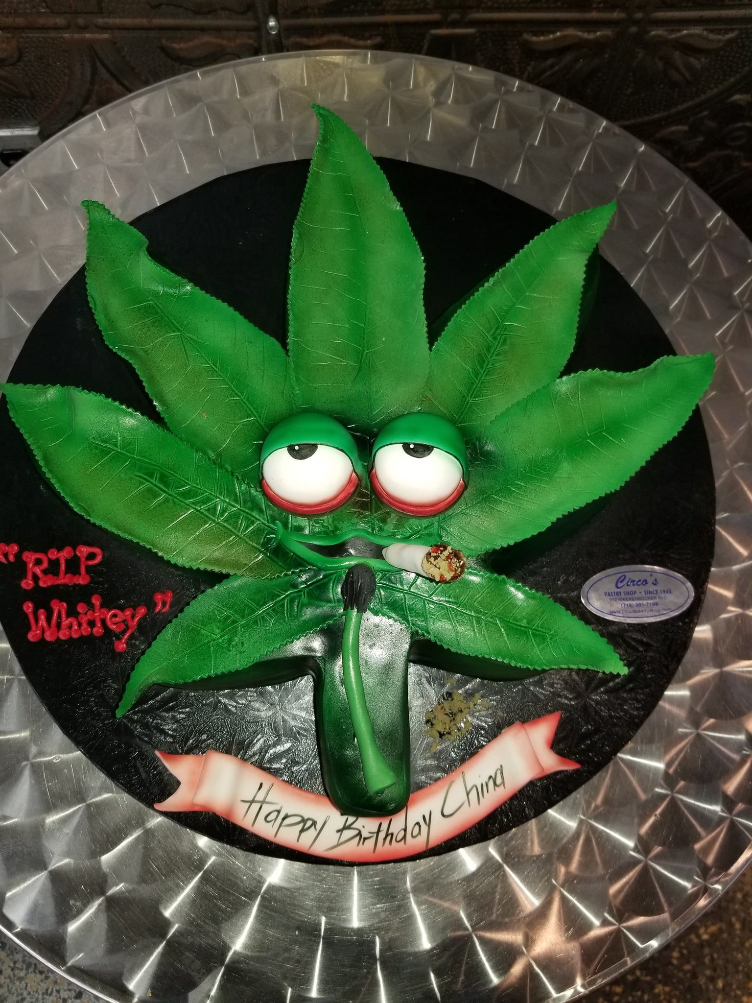 Marijuana leaf cake and cupcakes CS0297 – Circo’s Pastry Shop