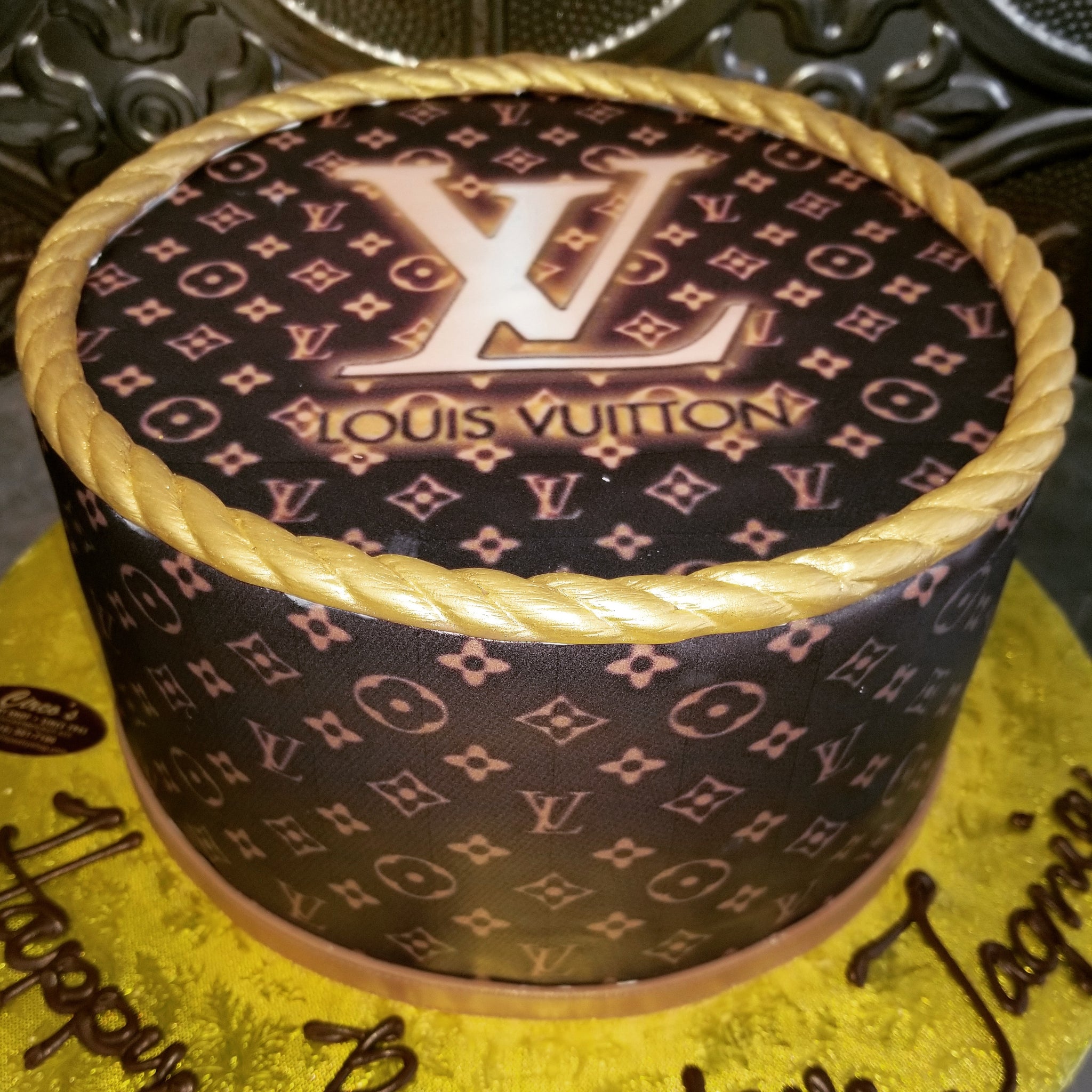 Louis Vuitton colour print cake. 🎂 #LV #louisvuitton #louisvuittoncake  #cakeart…