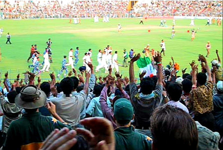 Australian Cricket Tours - The Indian Cricket Team Doing A Lap Of Honour After Victory At Eden Gardens, Kolkata During The 2nd Test Match Between Australia vs India 2001