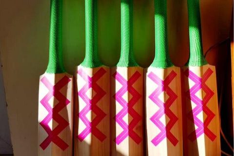 Cricket Bat Sizes featuring a range of different pink and green cricket bats