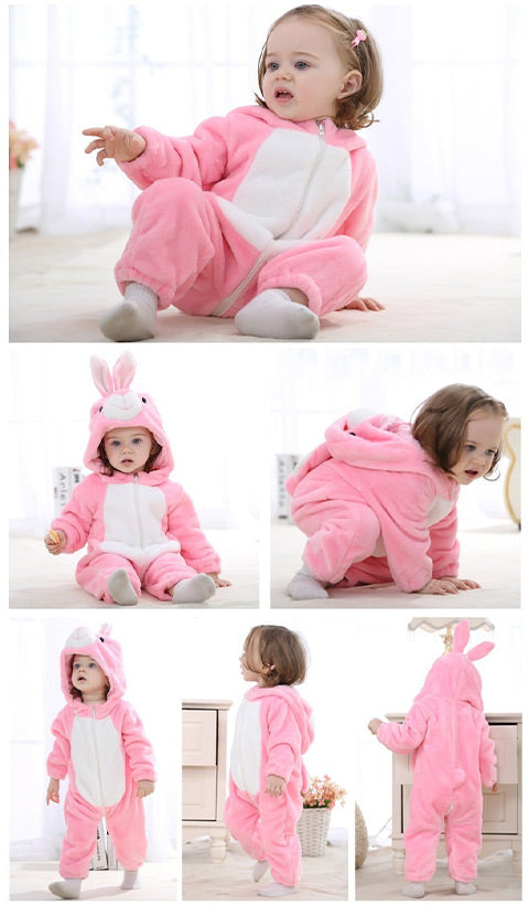 Petite fille qui porte un pyjama lapin rose et blanc