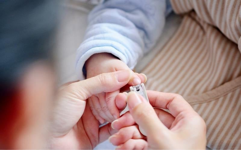 Quand couper les ongles de bébé et comment faire ?