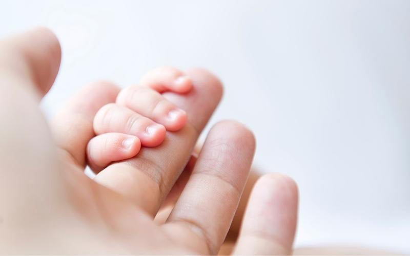 Entretenir les ongles de bébé pour qu'ils poussent correctement