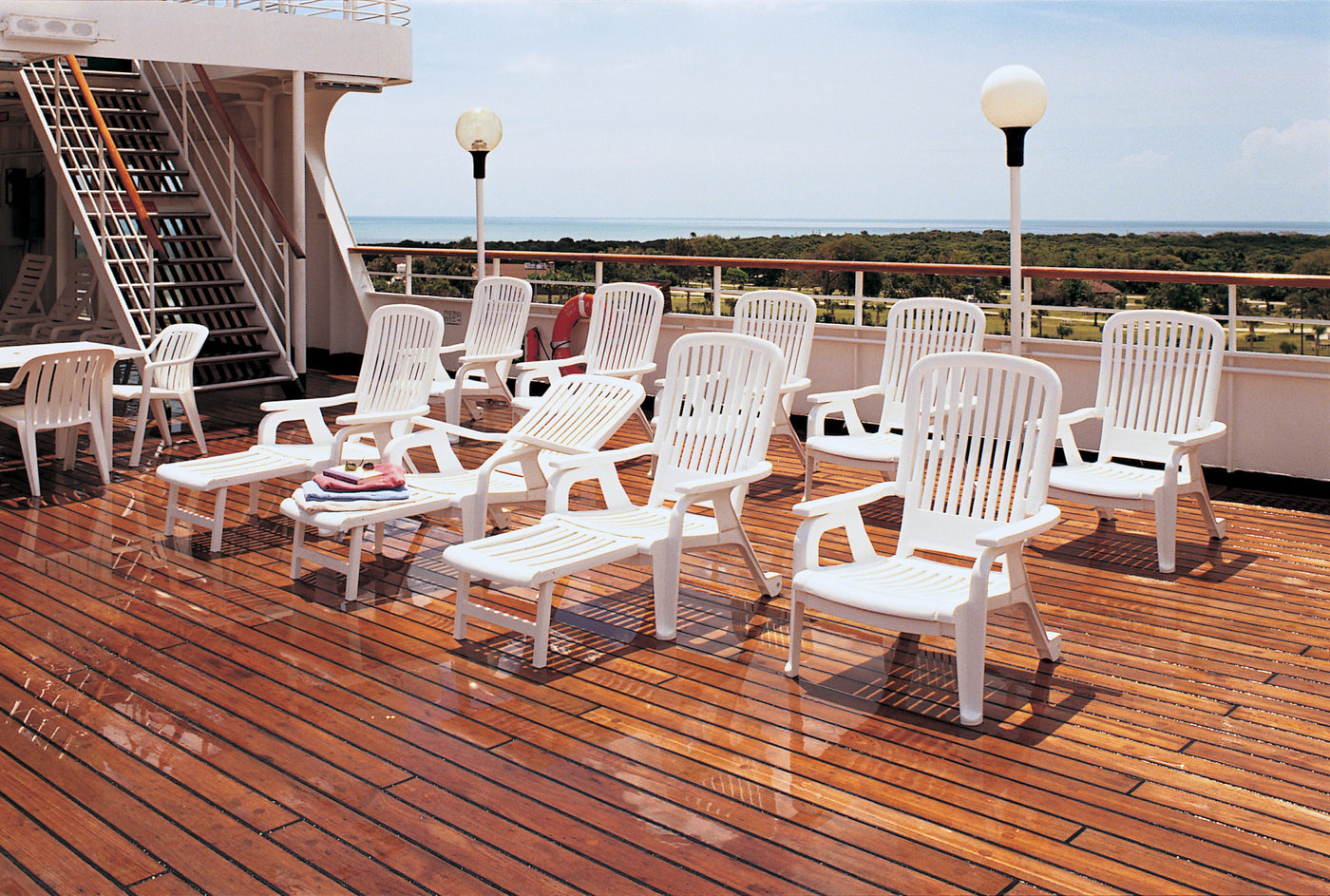 bahia stacking deck chair