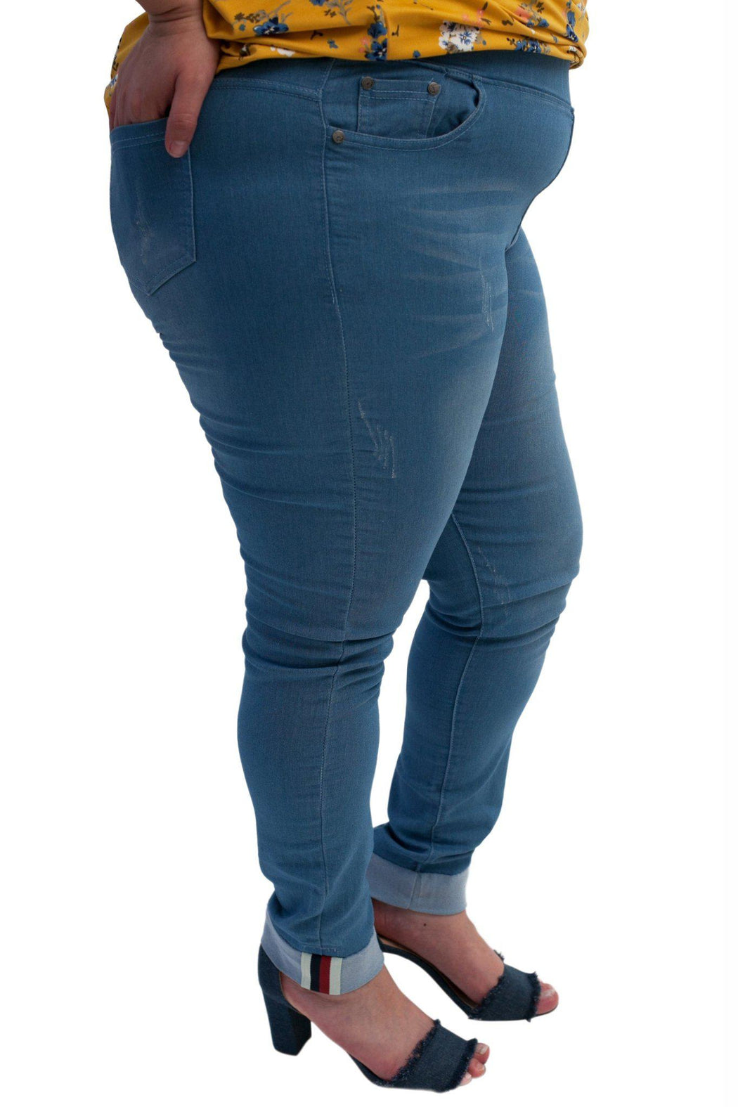 skinny jeans with cuffed bottoms