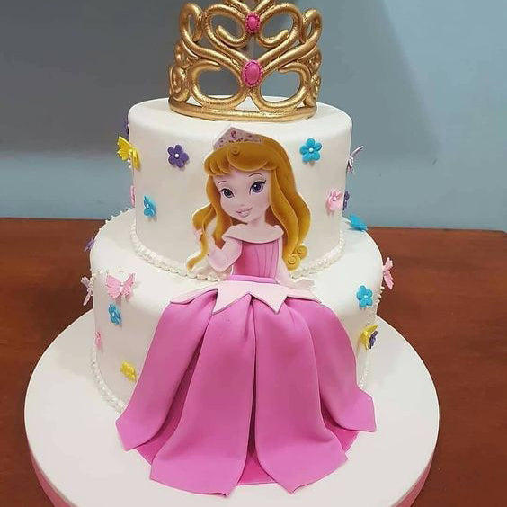A imagem pode conter: texto  Bolo princesa, Festas de aniversário de  princesa, Decoração festa princesas disney
