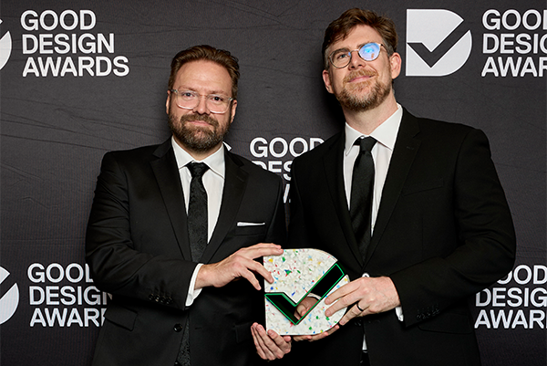 Brent Wallace and Andrew Morton from Hatch Head holding the Good Design Award