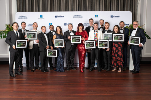 Die Gruppe der Gewinner der Brisbane Lord Mayor's Business Awards 2022 hält ihre Auszeichnungen in der Hand