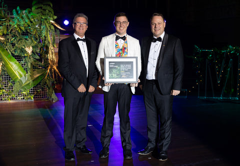 Dr. James Fielding nimmt auf der Bühne den Port of Brisbane Award als Jungunternehmer des Jahres 2022 entgegen