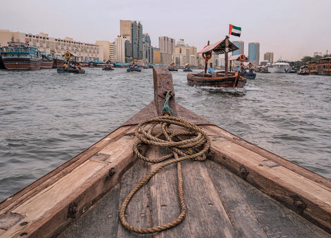 Prenez un Abra à travers Dubai Creek