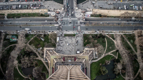 Peut-être sauter au sommet de la tour Eiffel