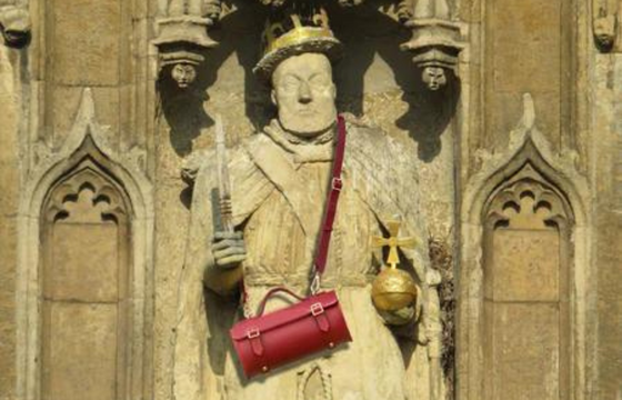 Henry VIII statue wearing one of our bowls bags