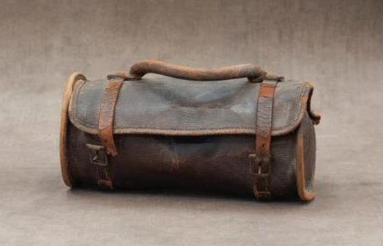 Picture of an old fashioned bowls bag 
