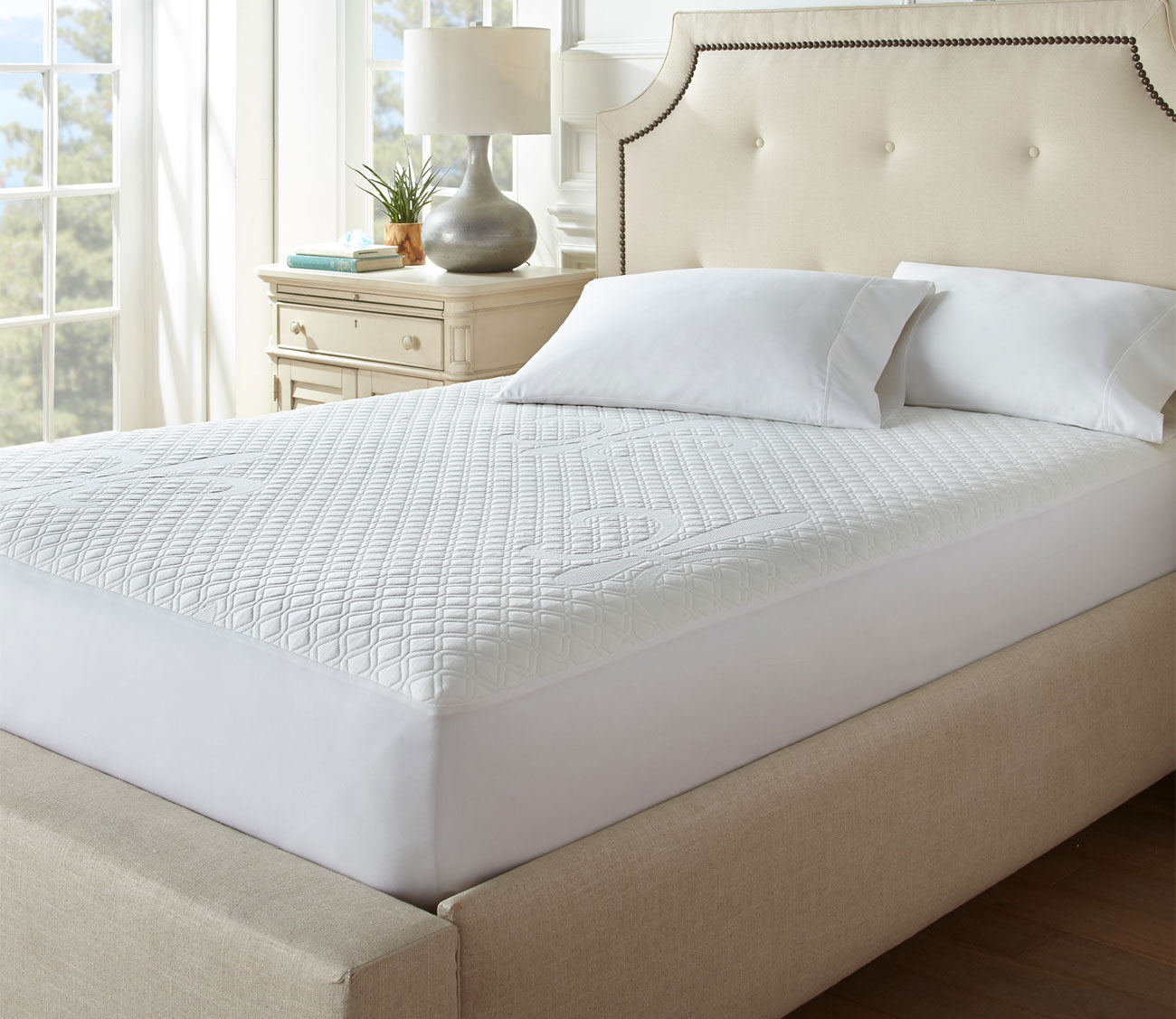 https://cdn.shopify.com/s/files/1/2420/9425/products/cooling-waterproof-mattress-protector-by-stearns-foster-789657.jpg?v=1644877141