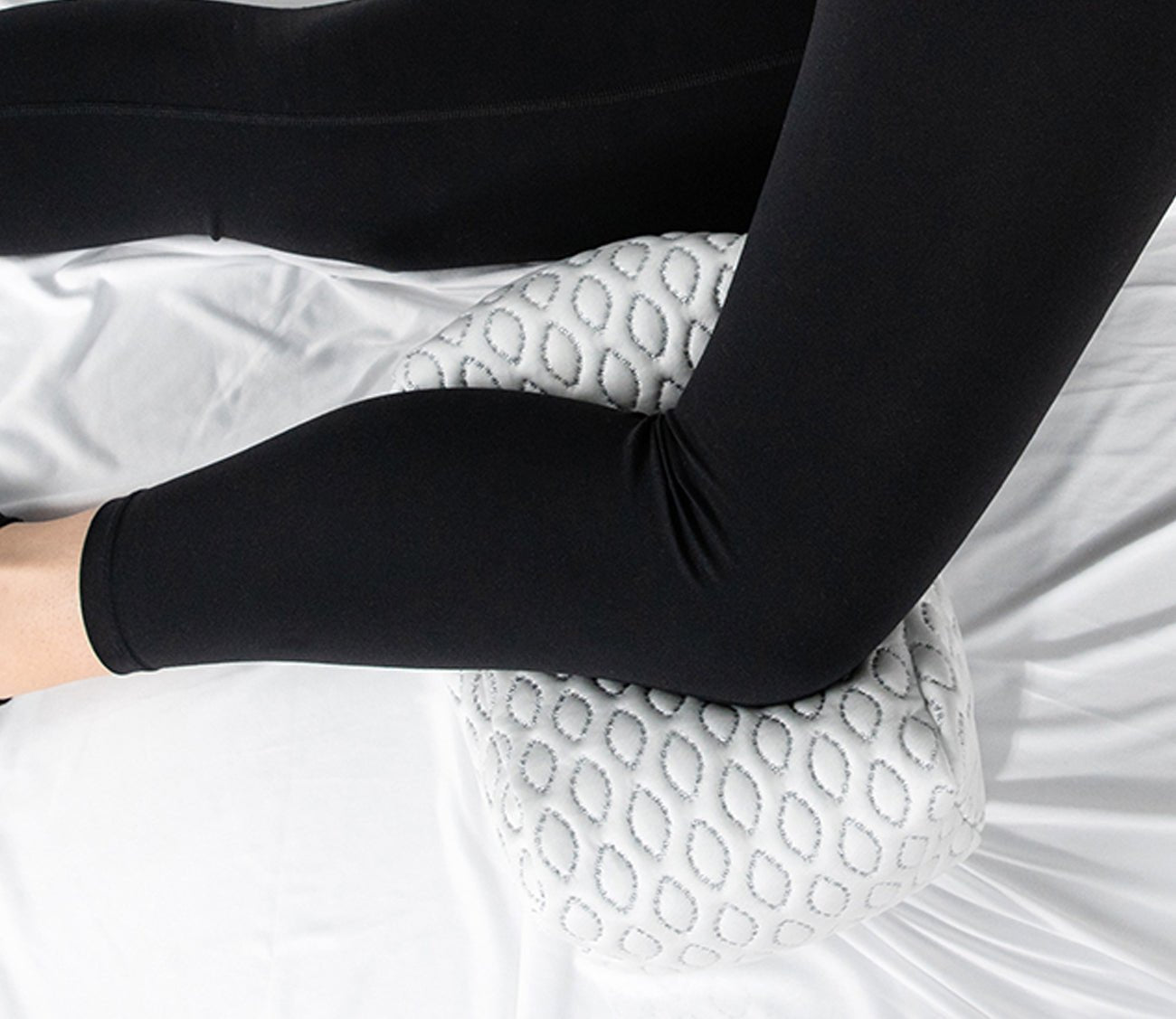 https://cdn.shopify.com/s/files/1/2420/9425/products/knee-support-pillow-by-bedgear-755855.jpg?v=1696574708