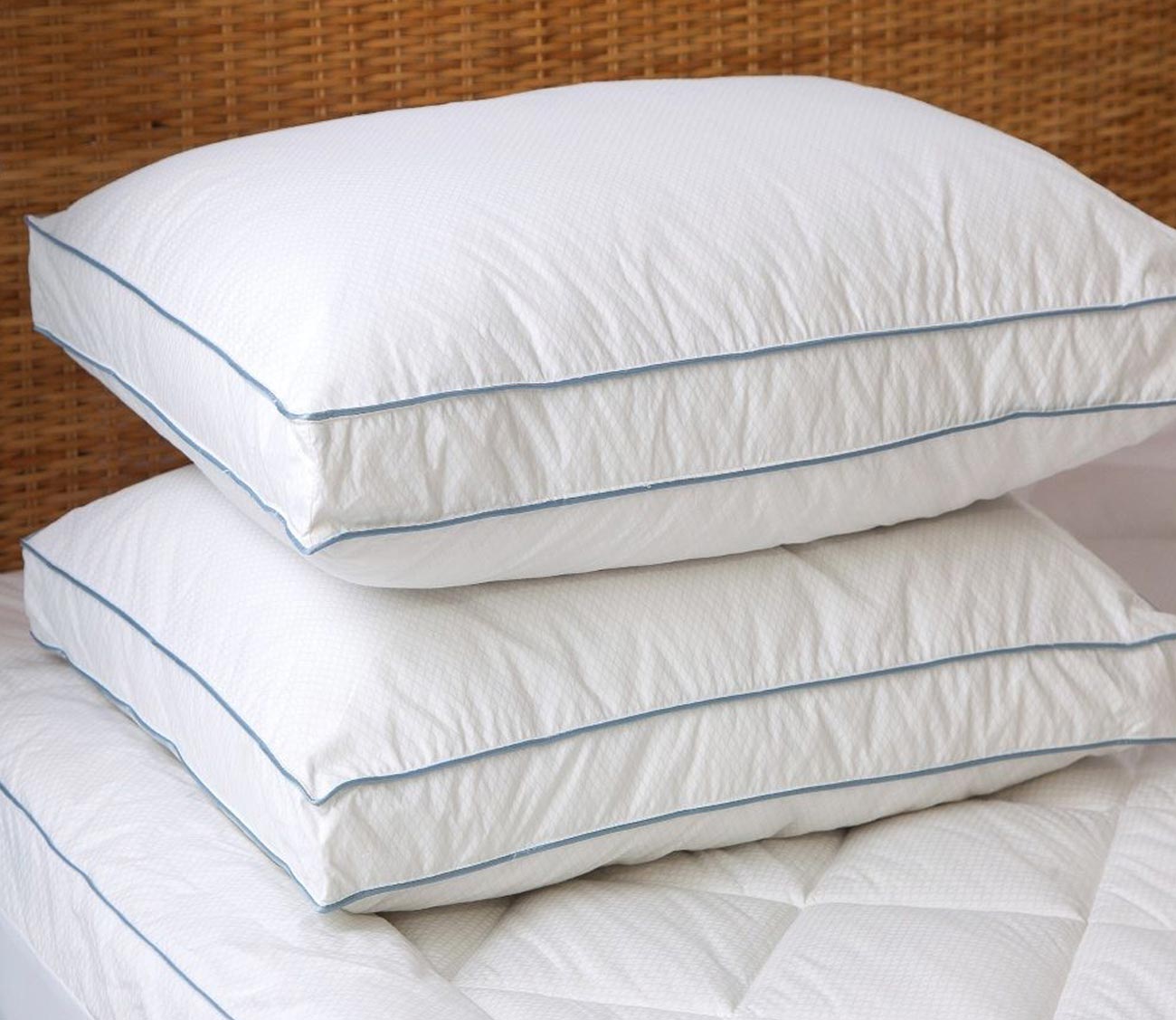https://cdn.shopify.com/s/files/1/2420/9425/products/tempasleep-cooling-down-alternative-gusseted-pillow-by-allied-home-367225.jpg?v=1671251827