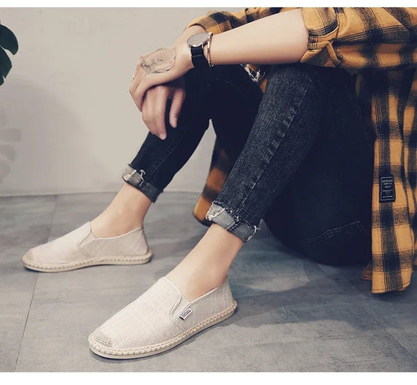 vue gauche assis beige - Espadrille respirante en toile tissée – Loafers homme d'inspiration chinoise, souples et légers - Couleurs Lagon